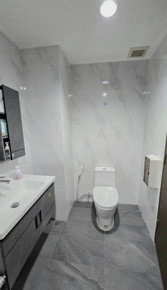 Selling a beautiful unit at Rhythm Ratchada, 29th floor. Ready to move in immediately. Unobstructed city view, high floor, great atmosphere. Book now!