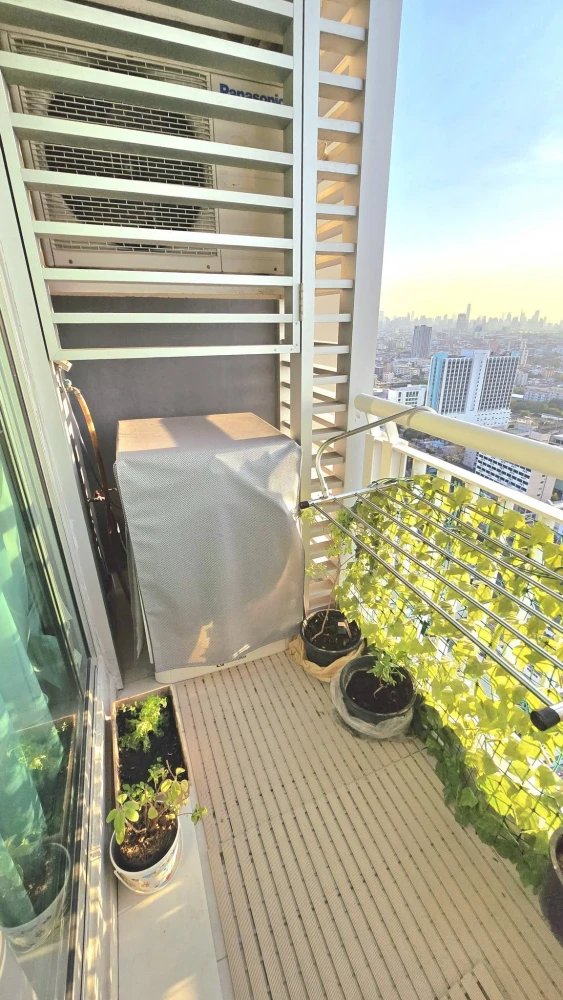 Selling a beautiful unit at Rhythm Ratchada, 29th floor. Ready to move in immediately. Unobstructed city view, high floor, great atmosphere. Book now!