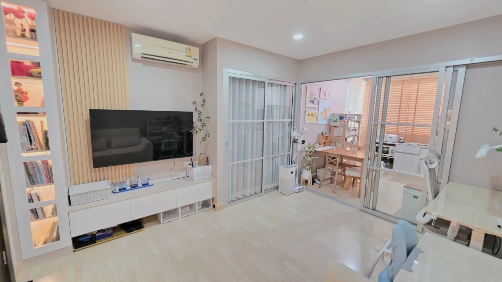 Selling a beautiful unit at Rhythm Ratchada, 29th floor. Ready to move in immediately. Unobstructed city view, high floor, great atmosphere. Book now!