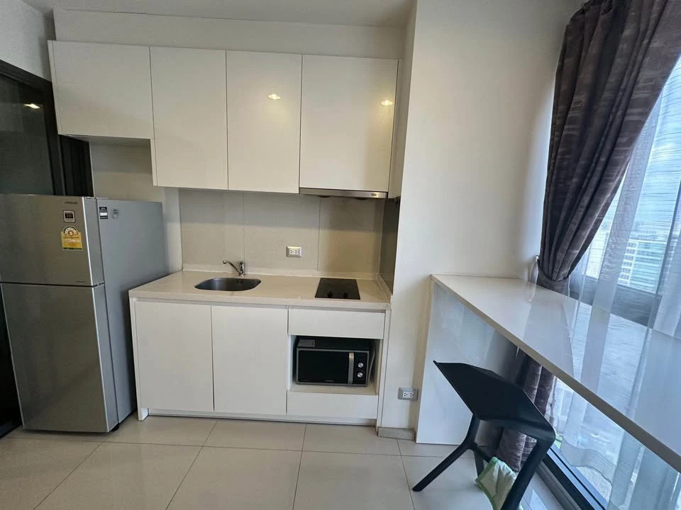 For sale: Rhythm Sukhumvit 42, high floor, 20th floor, lots of usable space, definitely not cramped, don't miss out.