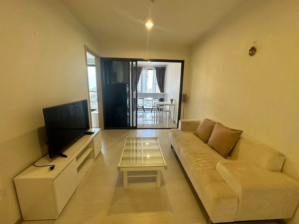 For sale: Rhythm Sukhumvit 42, high floor, 20th floor, lots of usable space, definitely not cramped, don't miss out.