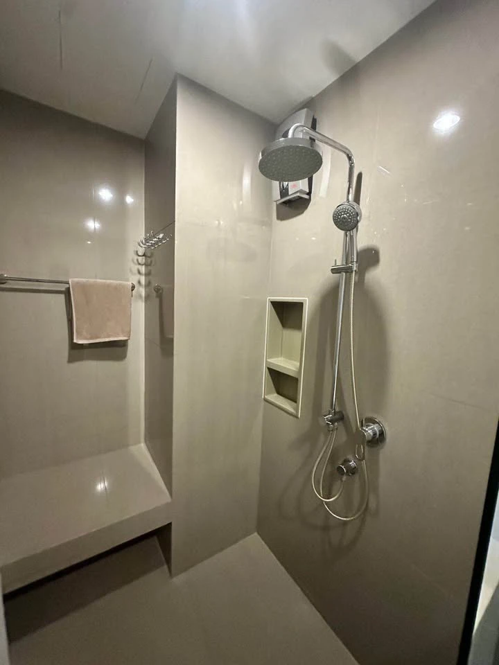 For sale: Rhythm Sukhumvit 42, high floor, 20th floor, lots of usable space, definitely not cramped, don't miss out.