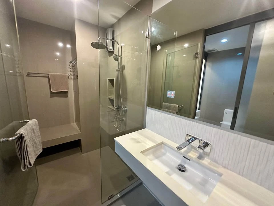For sale: Rhythm Sukhumvit 42, high floor, 20th floor, lots of usable space, definitely not cramped, don't miss out.