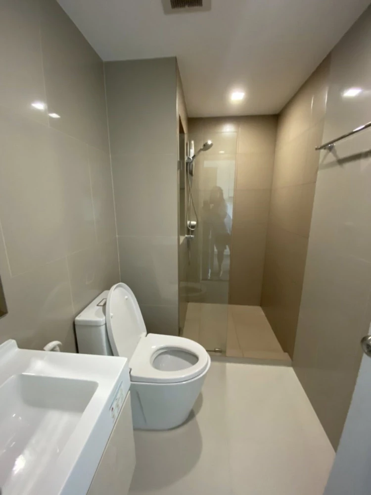 For sale: Rich Park Triple Station, Building 1, next to Hua Mak Station, 5th floor, with amenities. First come, first served.