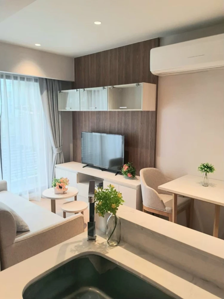 For sale/rent: Runesu Thonglor 5, beautifully decorated room, good location, convenient transportation, comes with complete furniture, don't miss it.