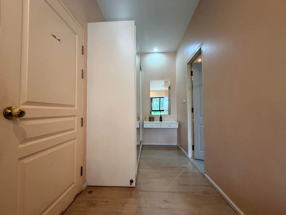Selling or rent S1 Rama 9, a large unit with well-divided spaces creating a spacious and airy feel. Book now, don't hesitate!