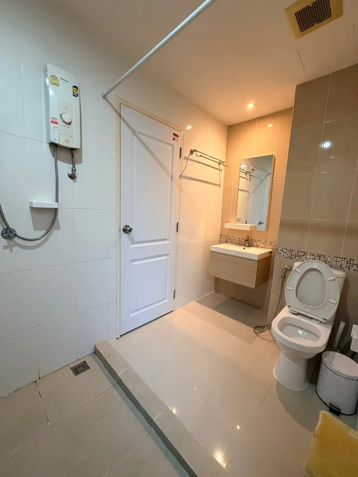 Selling or rent S1 Rama 9, a large unit with well-divided spaces creating a spacious and airy feel. Book now, don't hesitate!