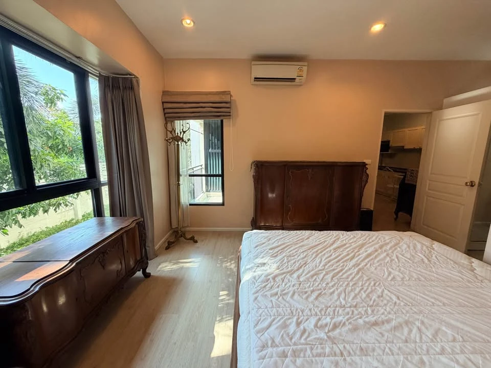 Selling or rent S1 Rama 9, a large unit with well-divided spaces creating a spacious and airy feel. Book now, don't hesitate!