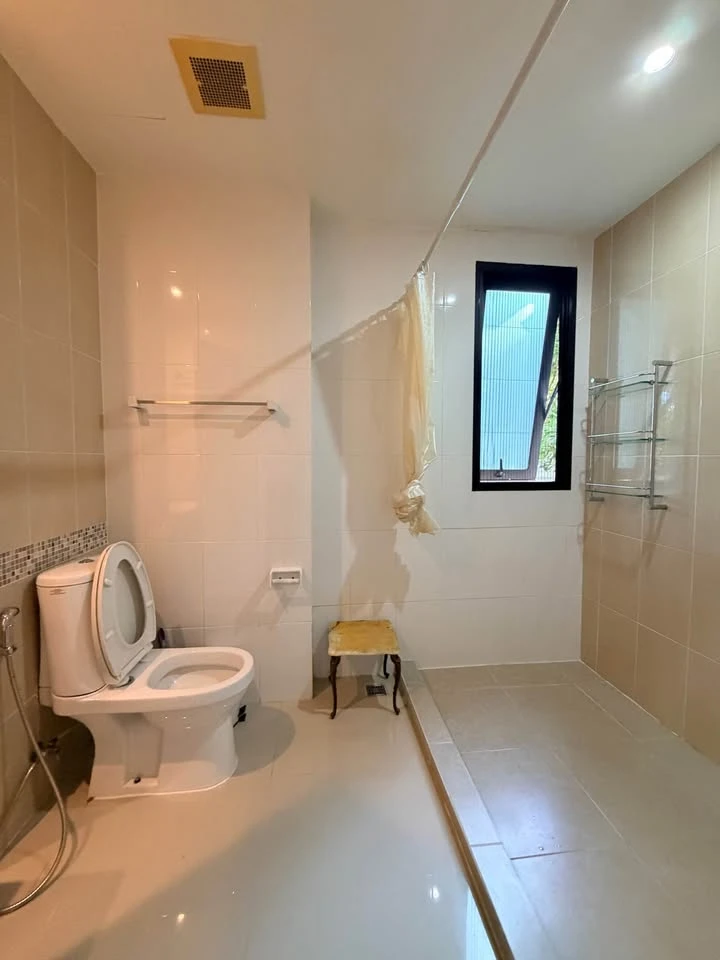 Selling or rent S1 Rama 9, a large unit with well-divided spaces creating a spacious and airy feel. Book now, don't hesitate!
