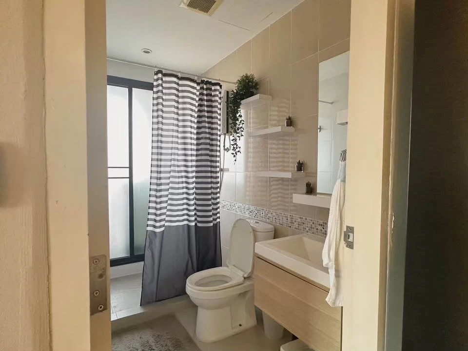 For sale: S1 Rama 9, corner room with privacy, decorated in a controlled tone, comes with complete furniture, just bring your bags and move in.