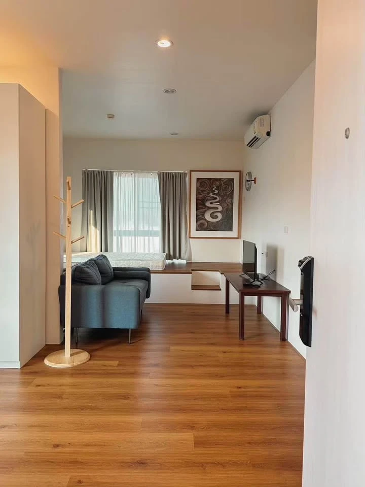 For sale: S1 Rama 9, corner room with privacy, decorated in a controlled tone, comes with complete furniture, just bring your bags and move in.