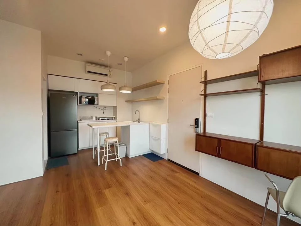 For sale: S1 Rama 9, corner room with privacy, decorated in a controlled tone, comes with complete furniture, just bring your bags and move in.