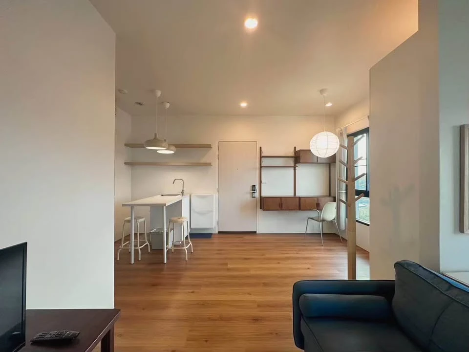 For sale: S1 Rama 9, corner room with privacy, decorated in a controlled tone, comes with complete furniture, just bring your bags and move in.