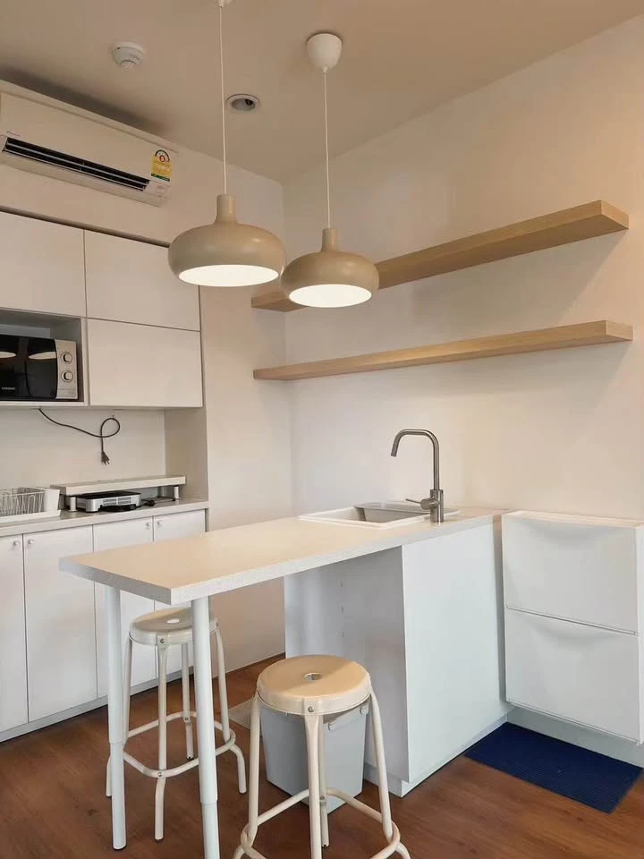 For sale: S1 Rama 9, corner room with privacy, decorated in a controlled tone, comes with complete furniture, just bring your bags and move in.