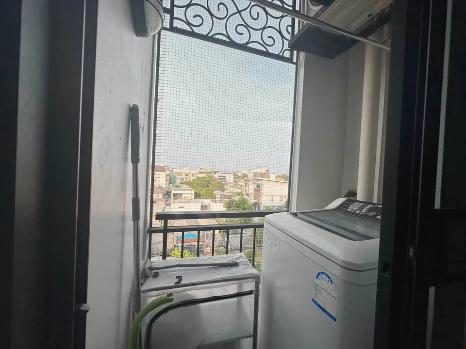 For sale: S1 Rama 9, corner room with privacy, decorated in a controlled tone, comes with complete furniture, just bring your bags and move in.