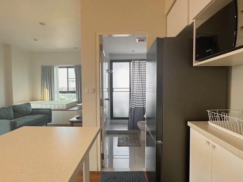 For sale: S1 Rama 9, corner room with privacy, decorated in a controlled tone, comes with complete furniture, just bring your bags and move in.