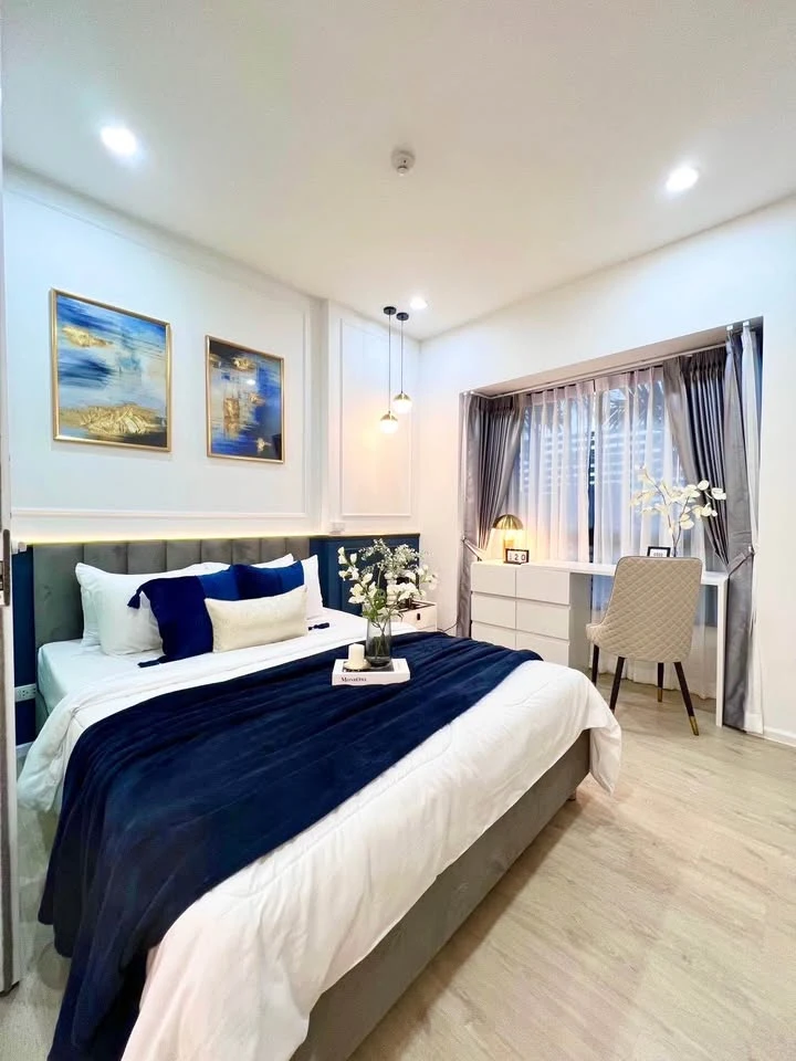 For sale or rent: S1 Rama 9 unit. The room stays cool and comfortable as it doesn't get direct sunlight. Stylish and well-decorated, it meets all your