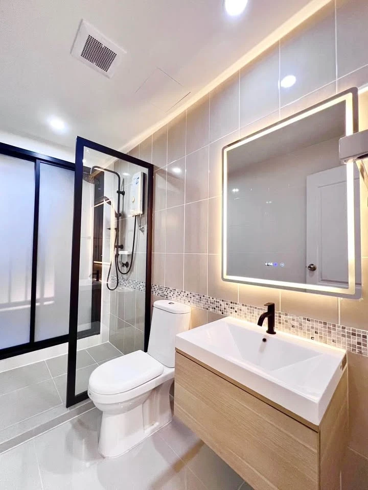 For sale or rent: S1 Rama 9 unit. The room stays cool and comfortable as it doesn't get direct sunlight. Stylish and well-decorated, it meets all your