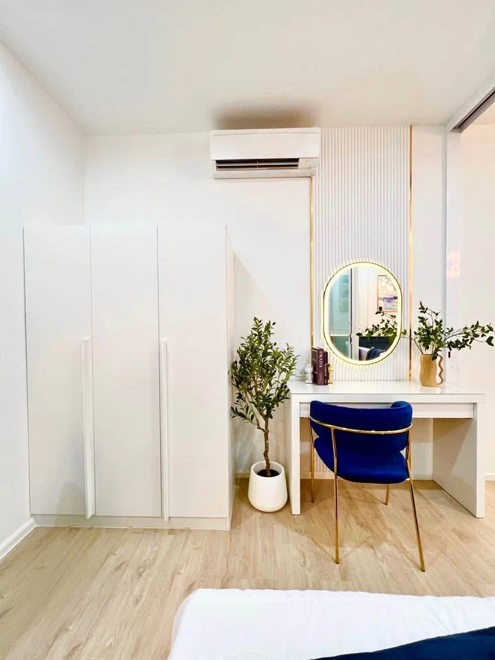 For sale or rent: S1 Rama 9 unit. The room stays cool and comfortable as it doesn't get direct sunlight. Stylish and well-decorated, it meets all your