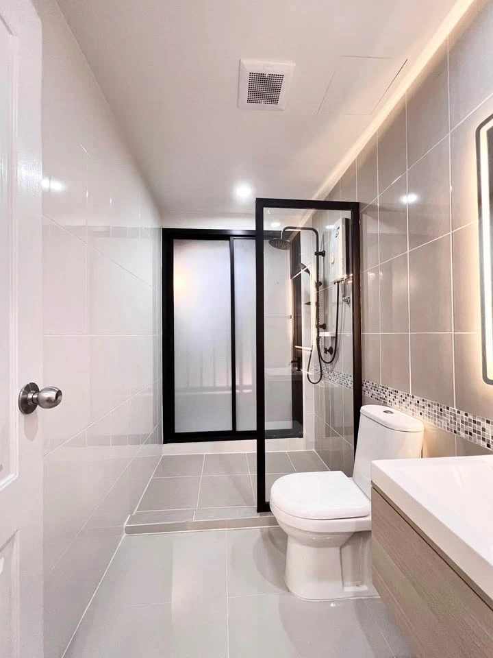 For sale or rent: S1 Rama 9 unit. The room stays cool and comfortable as it doesn't get direct sunlight. Stylish and well-decorated, it meets all your