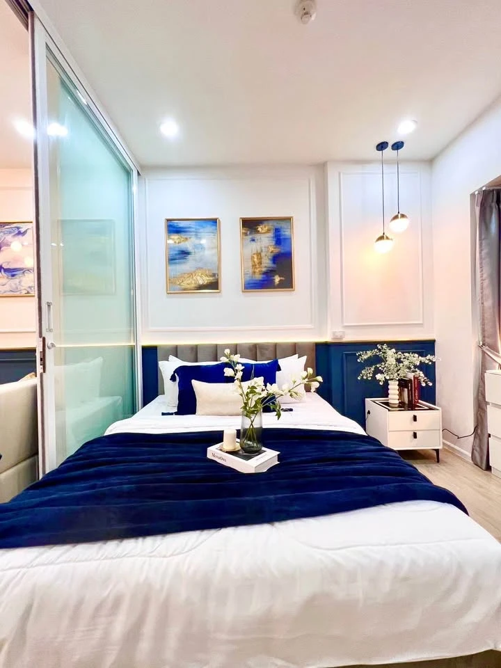 For sale or rent: S1 Rama 9 unit. The room stays cool and comfortable as it doesn't get direct sunlight. Stylish and well-decorated, it meets all your