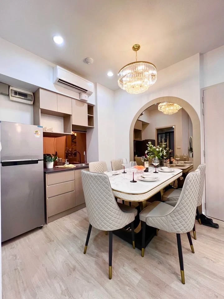 For sale or rent: S1 Rama 9 unit. The room stays cool and comfortable as it doesn't get direct sunlight. Stylish and well-decorated, it meets all your