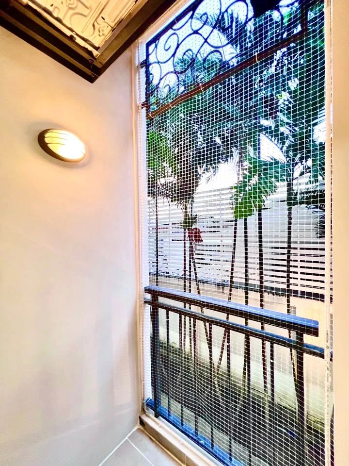 For sale or rent: S1 Rama 9 unit. The room stays cool and comfortable as it doesn't get direct sunlight. Stylish and well-decorated, it meets all your