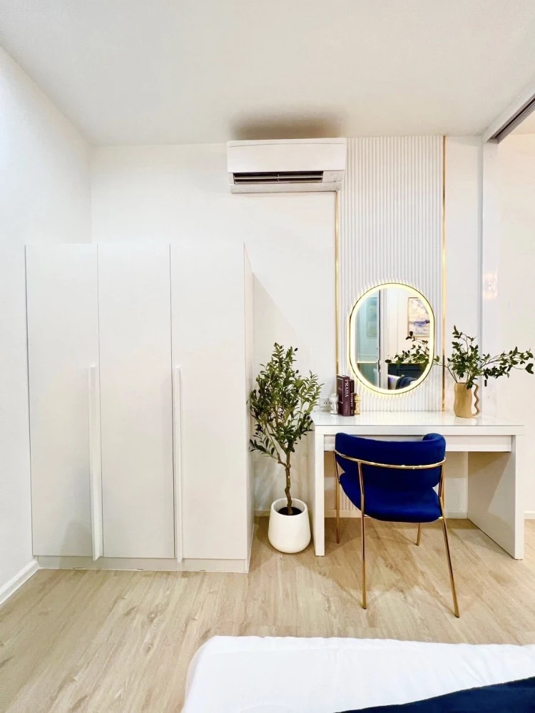For sale: S1 Rama 9, beautifully decorated room, comes with all props and appliances as shown in the picture. Hurry and reserve now!