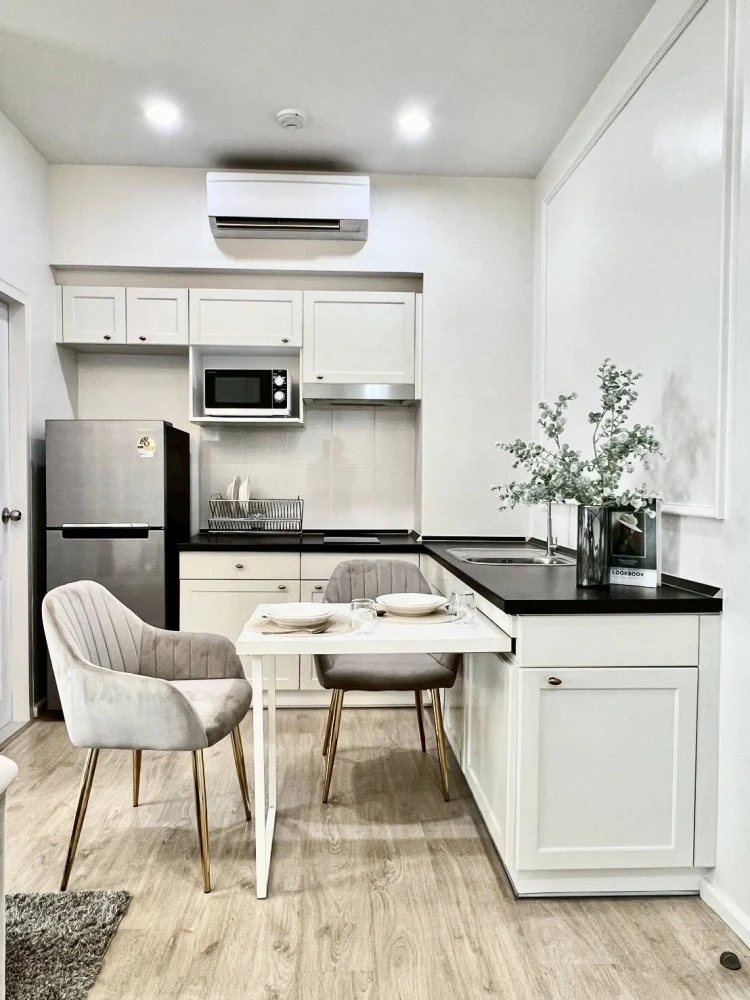For sale: S1 Rama 9, beautifully decorated room, comes with all props and appliances as shown in the picture. Hurry and reserve now!