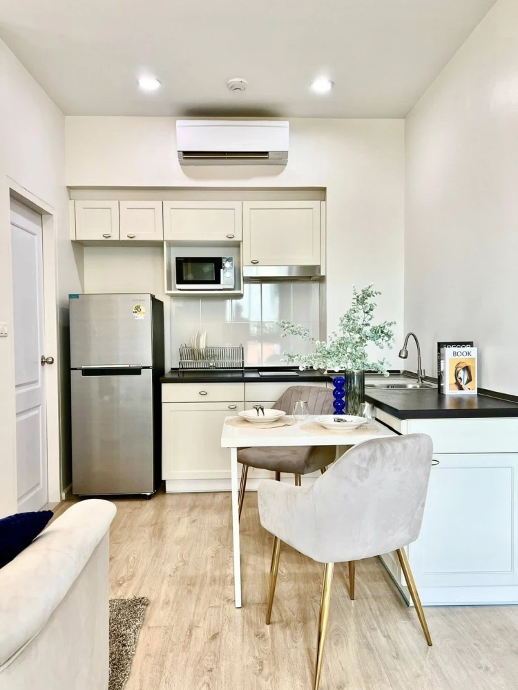 For sale: S1 Rama 9, beautifully decorated room, comes with all props and appliances as shown in the picture. Hurry and reserve now!