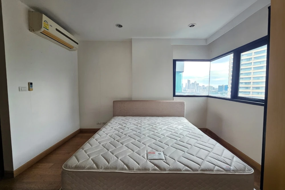 For sale: Sathorn Gardens, 2 bedrooms, 2 bathrooms, very spacious room, hurry and reserve before it's gone.