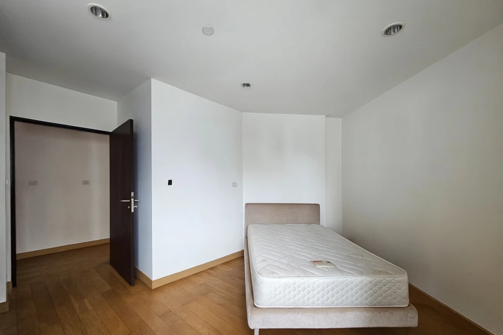 For sale: Sathorn Gardens, 2 bedrooms, 2 bathrooms, very spacious room, hurry and reserve before it's gone.