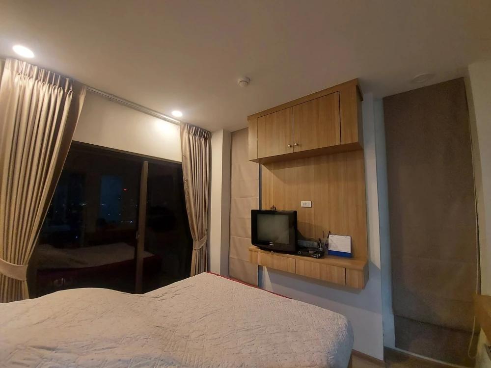 Selling Sense Phaholyothin, 2 bedrooms, spacious living area, high-quality built-in furniture. Don't miss out!