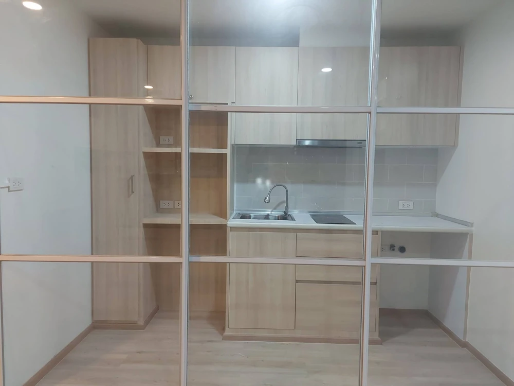 Selling Sense Phaholyothin, 2 bedrooms, spacious living area, high-quality built-in furniture. Don't miss out!