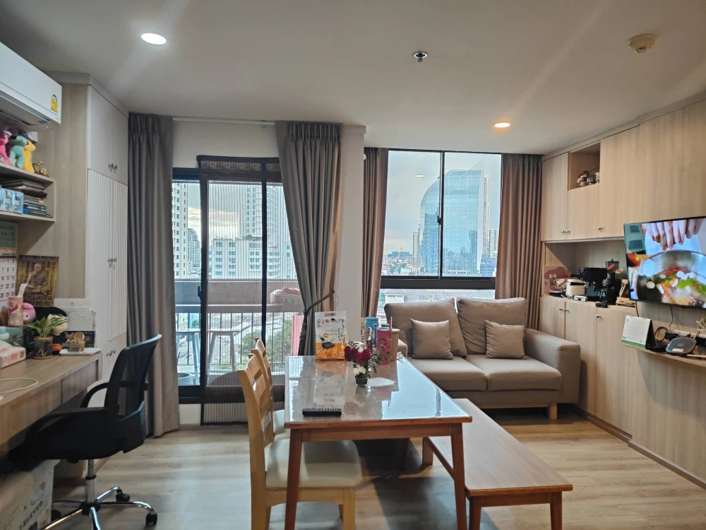 Selling Sense Phaholyothin, 2 bedrooms, spacious living area, high-quality built-in furniture. Don't miss out!