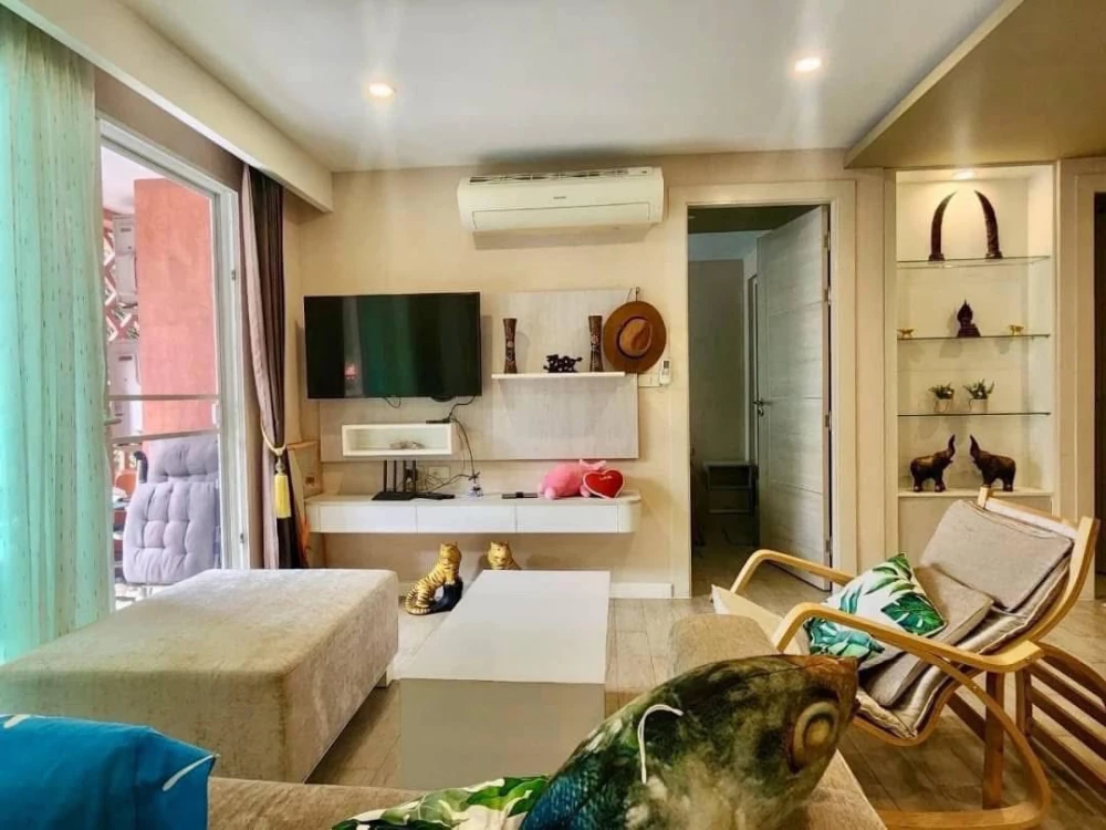 Selling Seven Seas Condo Resort Jomtien, 2 bedrooms, spacious living area, beautiful unblocked view. Book now before it's too late!