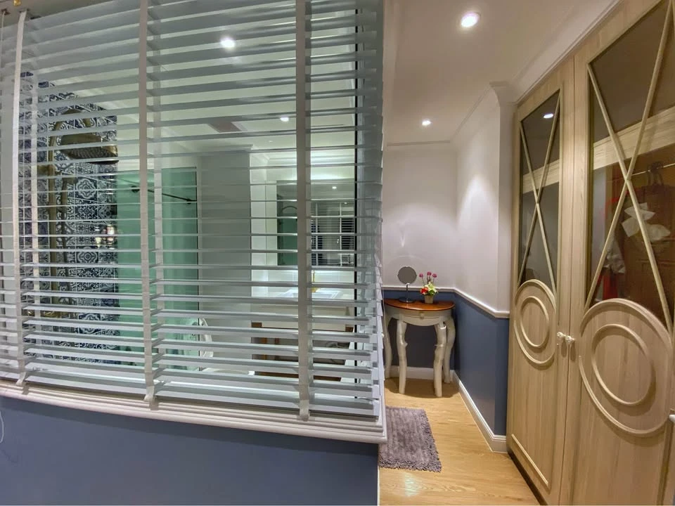 For sale: Seven Seas Cote d Azur, a lovely room, beautifully decorated in a neutral tone, fully furnished, with a beautiful pool view. Reserve now!