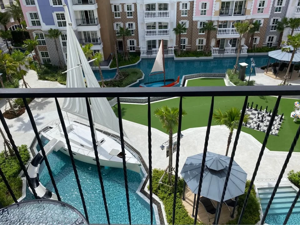 For sale: Seven Seas Cote d Azur, a lovely room, beautifully decorated in a neutral tone, fully furnished, with a beautiful pool view. Reserve now!
