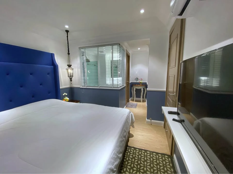 For sale: Seven Seas Cote d Azur, a lovely room, beautifully decorated in a neutral tone, fully furnished, with a beautiful pool view. Reserve now!