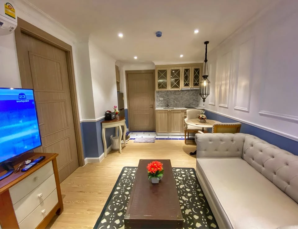 For sale: Seven Seas Cote d Azur, a lovely room, beautifully decorated in a neutral tone, fully furnished, with a beautiful pool view. Reserve now!