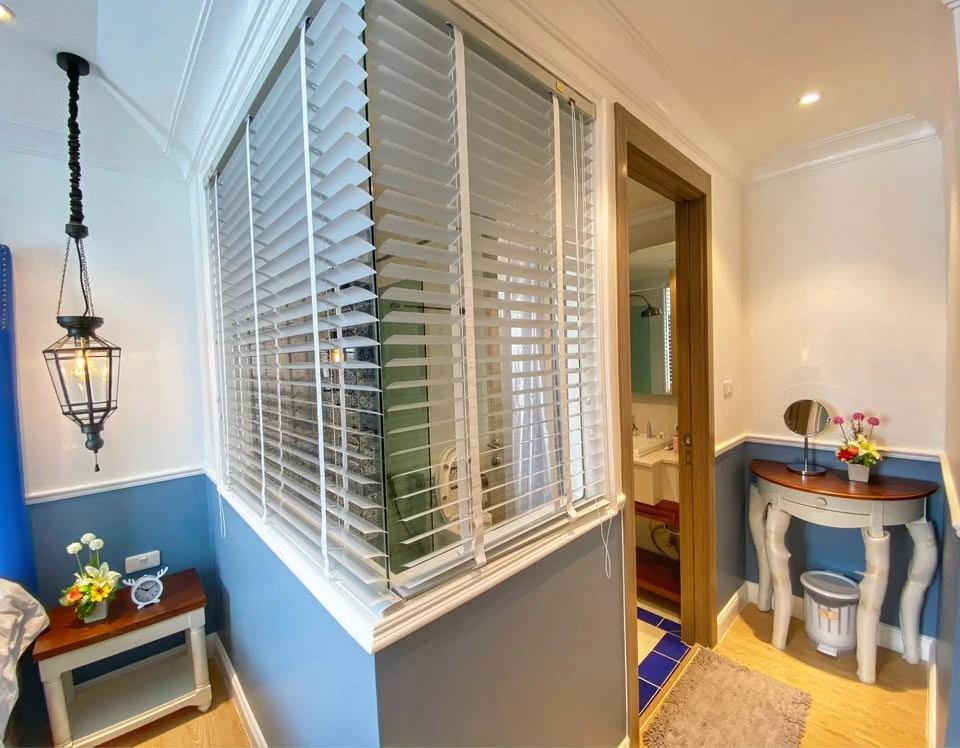 For sale: Seven Seas Cote d Azur, a lovely room, beautifully decorated in a neutral tone, fully furnished, with a beautiful pool view. Reserve now!