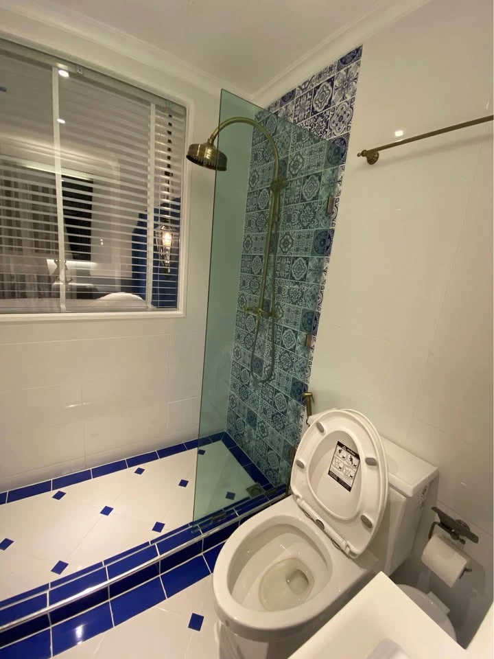 For sale: Seven Seas Cote d Azur, a lovely room, beautifully decorated in a neutral tone, fully furnished, with a beautiful pool view. Reserve now!
