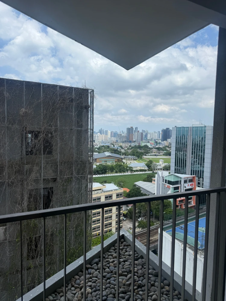 For sale: Fully furnished, move-in ready unit on the 17th floor of Siamese Ratchakru. Act fast—reserve yours now!