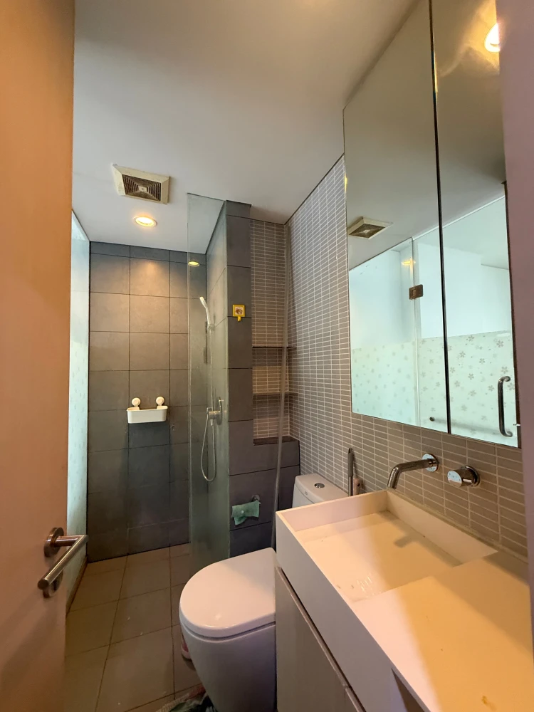For sale: Fully furnished, move-in ready unit on the 17th floor of Siamese Ratchakru. Act fast—reserve yours now!
