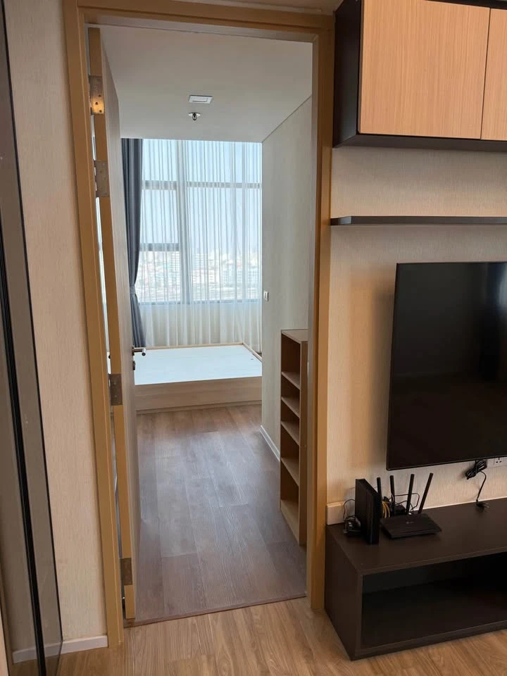 Selling Siamese Sukhumvit Onnut, a rare, large unit with a home-like feel in the heart of the city. This corner unit offers peace and privacy and is w