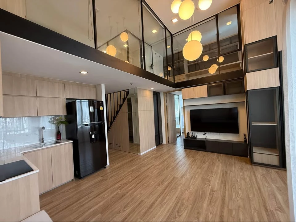 Selling Siamese Sukhumvit Onnut, a rare, large unit with a home-like feel in the heart of the city. This corner unit offers peace and privacy and is w
