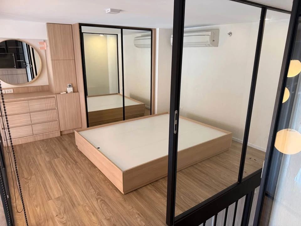Selling Siamese Sukhumvit Onnut, a rare, large unit with a home-like feel in the heart of the city. This corner unit offers peace and privacy and is w