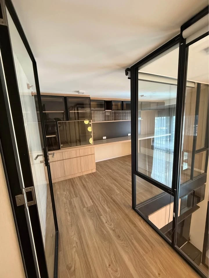 Selling Siamese Sukhumvit Onnut, a rare, large unit with a home-like feel in the heart of the city. This corner unit offers peace and privacy and is w