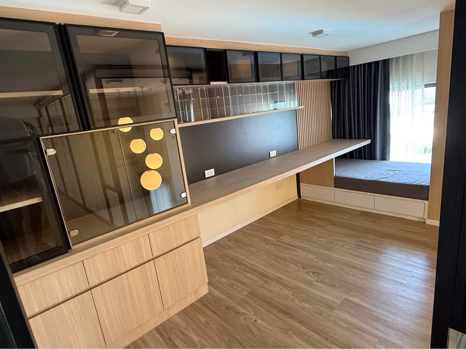 Selling Siamese Sukhumvit Onnut, a rare, large unit with a home-like feel in the heart of the city. This corner unit offers peace and privacy and is w