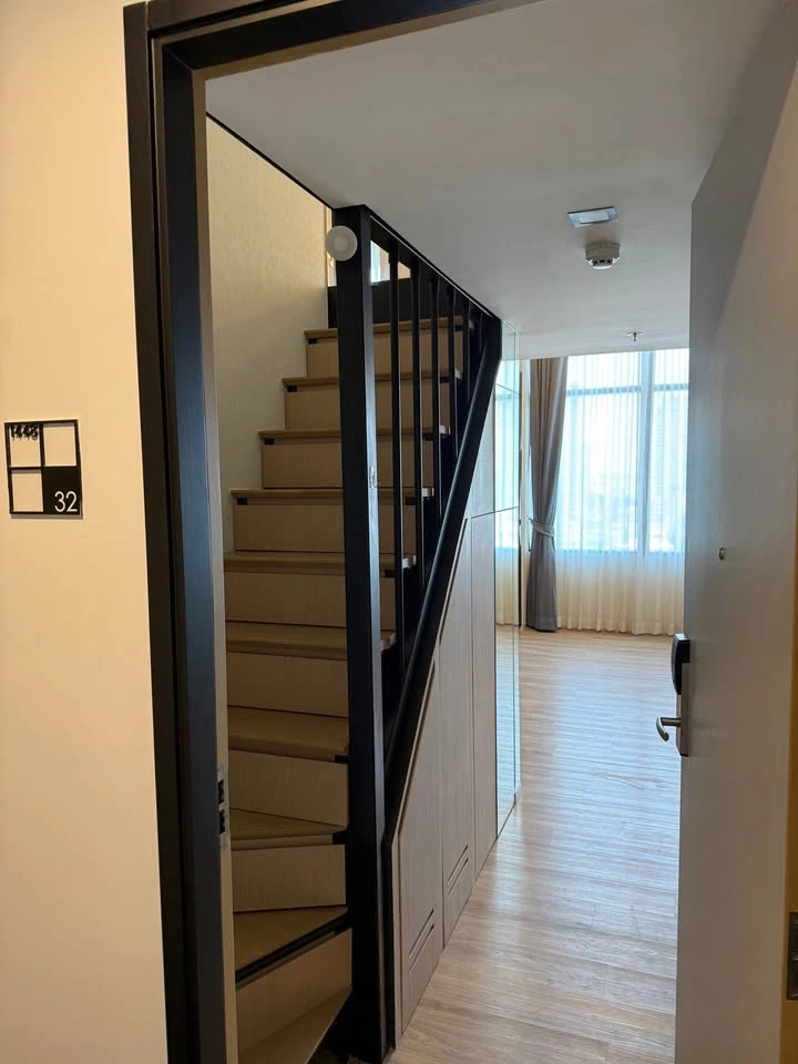 Selling Siamese Sukhumvit Onnut, a rare, large unit with a home-like feel in the heart of the city. This corner unit offers peace and privacy and is w